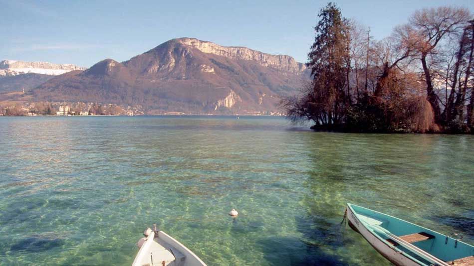 Le lac d'annecy et l'île aux cygnes